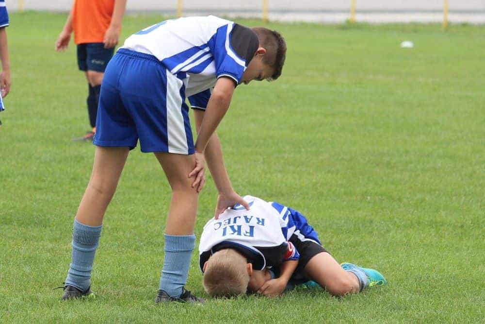 Cầu thủ bóng đá khi bị căng cơ chân thì phải làm sao