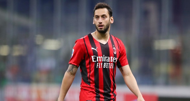 Hakan Calhanoglu chấp nhận gắn bó với AC Milan vì gia đình