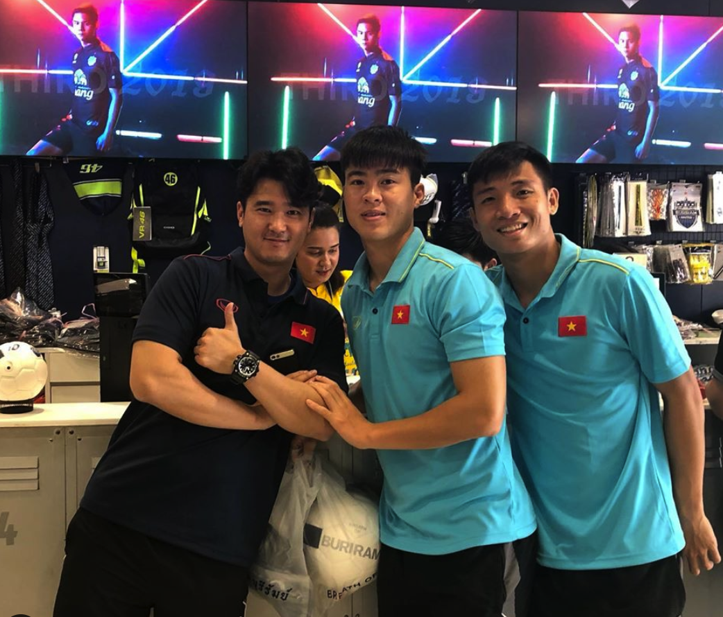HLV Park chụp ảnh cùng cầu thủ Việt Nam