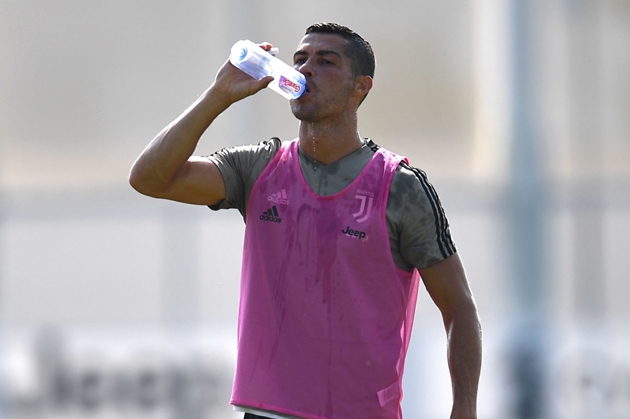 Cầu thủ uống nước khi luyện tập