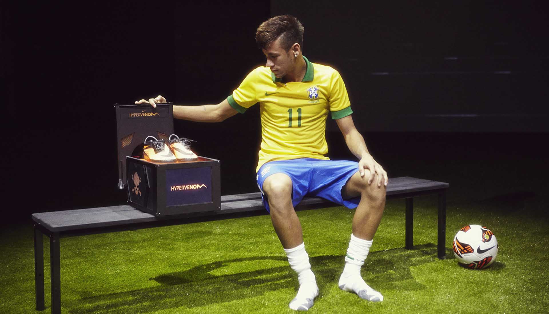 Neymar từng là gương mặt đại diện của Nike